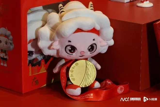 2025广州马拉松赛奖牌公布 珠江水韵流沙设计展现岭南特色