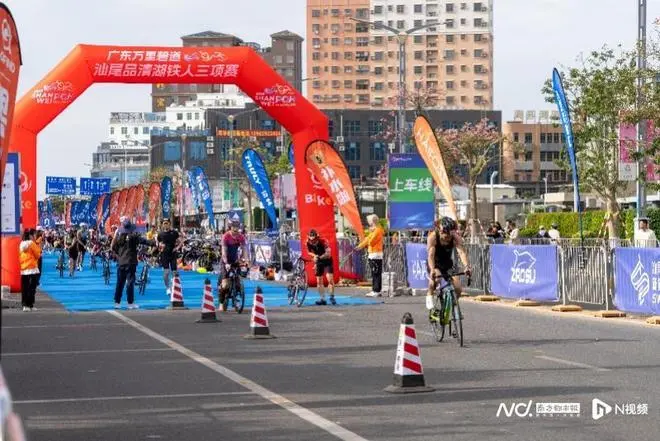 汕尾品清湖举办国际铁人三项赛 中外选手角逐冬日赛场