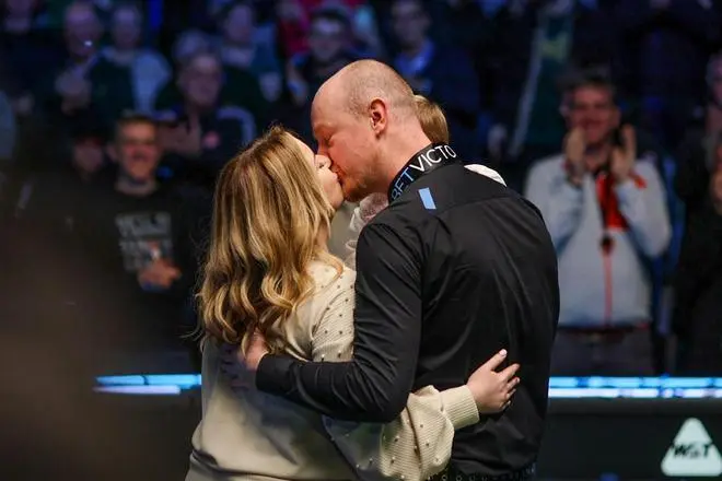 韦克林斯诺克夺冠拥吻女友 常冰玉获亚军含金量引关注 